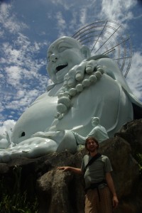 Wenn man in das Gesicht dieses Buddhas schaut wird einen doch warm ums Herz, oder? Der Happy Buddha :-)