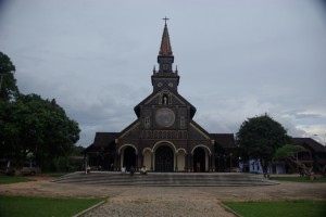 ...eine schoene franzoesische Missionarskirche aus Holz von 1913..