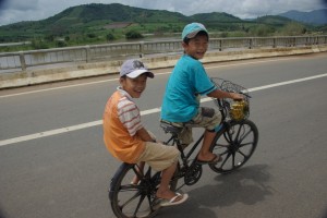 ... und vietnamesische Kinder mit dem Fahrrad am Weg nach Hause.