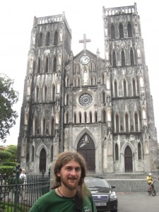 Alex vor einer franzoesischen Kathedrale :-)