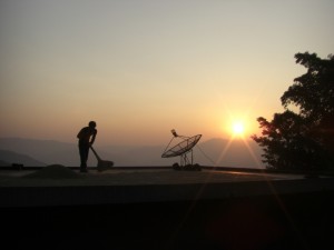 und dann geht es Richtung Sonnenuntergang - die Dorfbewohner arbeiten noch am Trocknen des Getreides auf den Hausdaechern