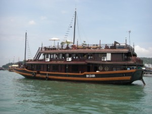 mit dieser alten Schunke sollte es die naechsten beiden Tage durch die Ha Long Bucht gehen