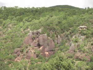 Gegenueber ein kleinerer Tempel - der Weg ist in den Felsen gehauen - wer findet ihn :-)...