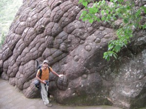 ... der Tempel umschliesst die Steinglocke genannte heilige Felsformation - man glaubt es nicht, alles natuerlich