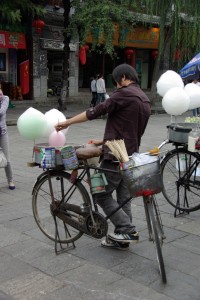 Cool eine Zuckerwattemaschine direkt mit dem Fahrrad betrieben - sehr kreativ!!