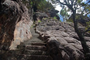 KAum zu glauben wie geschickt der Weg in den Felsen geschmiegt wurde 