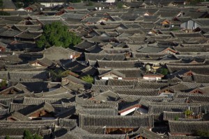 ...wunderschoen am Abend und von oben, die Daecher von Lijiang.