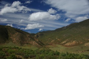 Die Landschaft ums Kloster kann schoener nicht sein - und ueberall Yaks :-)