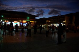 ...bei Eiseskaelte fuellt sich der Platz mit Taenzern.  