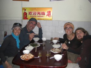 mit Thomas und Emma lassen wir uns das chinesische Essen schmecken - echt gut 