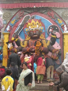 ...Hindus beim Geben der Opfergaben an eine Goetterstatue...