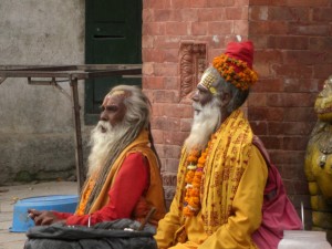 ...natuerlich vertreten auch die Saddhus - die heiligen Maenner der Hindus - die sich oft durch bezahltes Fotographierenlassen ein gutes Geld verdienen - das Foto war gratis :-)