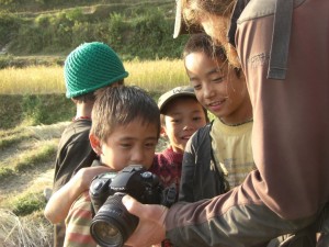 In diese abgelegene Gegend kommen praktisch keine Touristen - die Kinder haben grosse Freude sich von Alex fotographieren zu lassen :-)