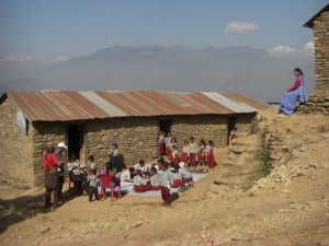 Unterricht im Freien - die Kinder (und auch die Lehrer) haben grossen Spass dabei