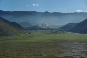 Das Sumtseling Kloster liegt im Morgennebel am Weg