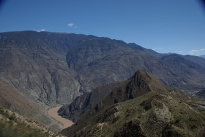 Der Mekong windet sich in Schleifen unter uns.