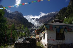 Schliesslich der einsame obere Tempel (fuer die Chinesen reicht wahrscheindlich der Inhalt der Sauerstoffflasche nicht fuer die Wanderung hierher :-)) - nur die Moenche, der Gletscher und wir.