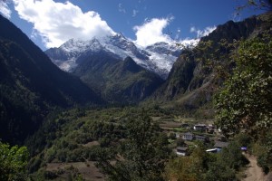 ...unter der Bergkette in das Tal gebettet unser Tagesziel, das Yubeng village (oberes Dorf)