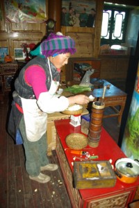 Die Mutter bereitet den Buttertee - traditionell mit Yakbutter im Butterkuebel und mit viel Salz :-)