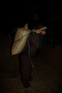 Der geerntete Reis muss am Abend ins Haus gebracht werden - Alex liess es sich nicht nehmen kraeftig anzupacken :-) - hier mit 30kg Reis am Stirnband