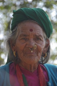 Besonders die aelteren Bewohner des Dorfes tragen noch den traditionellen Ohren-, Nasen- und Kopfschmuck.