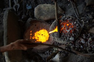 ...das gluehende Kupfer wird abgegossen, kuehlt aus und wird dann zu einer Schussel geklopft. Alles HAndarbeit!!