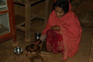 Die Mutter vom Ram bereitet sich aus Gewuerzen, Wurzeln und Waldkrautern eine Medizin gegen Husten