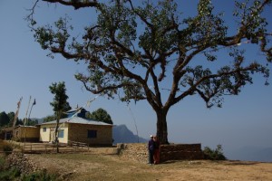 Dani mit Ram am Aussichtspunkt bei der buddhistischen Gompa - auch hier wurden wir um finanzielle Unterstuetzung gebeten. Die Buddhisten wollen eine grosse Gompa bauen um Touristen anzulocken...