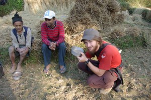 bekommen Nepali-Bier angeboten, das aus Millet hergestellt wird...