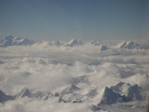 Juhuuuu - aus den Wolken tauchen die ersten Eisriessen (7000er) auf - Tibet wir koooommen!!!