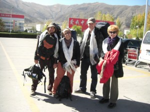 ...und werden am Flughafen nach tibetischer Art mit den Seidenschleifen empfangen.