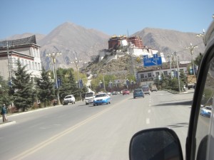 Der erste Blick - das Wahrzeichen Lhasas und eines der grossartigsten Bauwerke des alten Tibet - der Potala!