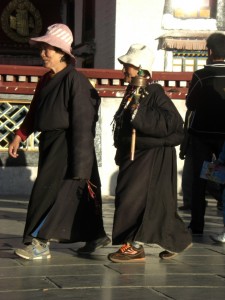 ...Pilger von den verschiedensten Regionen Tibets mit den unterschiedlichsten Trachten (kombiniert mit Turnschuhen :-))