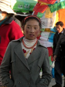 ...die jungen TibeterInnen kombinieren traditionelle Tracht mit modernem Stil - was bleibt sind die durch die kalte Bergluft immer geroeteten Wangen :-)