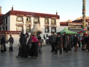 ...auch beim schoensten Sonnenuntergang reisst der Pilgerstrom um den Jokhang nie ab....