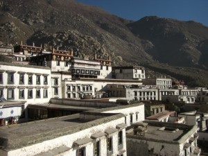 Drepung die Klosterstadt - eines der drei maechtigsten Kloester Tibets, Schauplatz einer der drei grossen Pruefungen, die der Dalai Lama bei Amtsantritt ablegen muss.