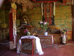 ...auch im Norbulingka ist fotographieren verboten - scheinbar haelt sich aber niemand daran - Dani auch nicht :-) - hier der Thronsaal des Dalai Lama