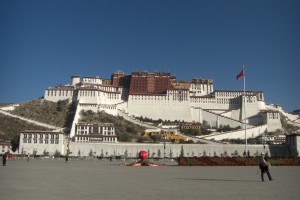 Die grosse Erhabenheit des Potala vor den mikrigen und kitschigen Blumengirlanden die die Chinesen anlaesslich der 60 Jahr Feiern der Volksrepublik China angebracht haben