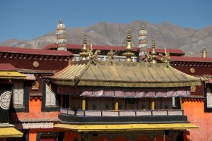 ...die DAecher des Jokhang - hier das Baldachin fuer den Dalai Lama