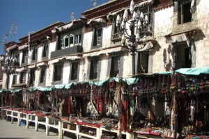 ...rein ins Getuemmel -  Einkaufen im Barkhor, dem Bezirk um den Jokhang