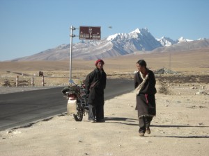 am Weg zurueck nach Lhasa - die Kleidung der Maenner ist wie vor 100 Jahren, die Transportmittel sind etwas moderner :-)