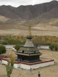 ...die schoene schwarze Stupa - welches Element sie darstellt konnten wir auch ueber unseren Fuehrer nicht herausbekommen