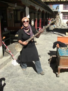 ...am Weg versucht sich DAni als Musikerin mit einer traditionellen tibetischen Gitarre