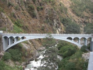 ...das ist die Grenzbruecke - rechts China(modern, rechtsverkehr), links Nepal(Chaos, linksverkehr :-))