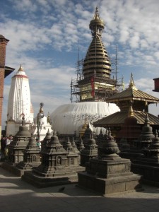 ...die grosse buddhistische Stupa am Affenberg, gleichzeitig ein Hinduheiligtum. Die friedliche Koexistenz der beiden Weltreligionen ist erstaunlich