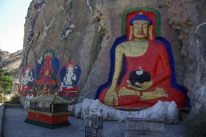 Alte Sandsteinreliefs von grossen Buddhafiguren - der erste Kontakt mit der religioesen Kultur Tibets