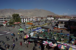 Der Barkhor, das Viertel um den Jokhang, das wichtigste Heiligtum Tibets. Das ganze Viertel haben die Chinesen abgerissen und modern wiederaufgebaut...