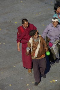 Das authentische Tibet strahlt aus den Trachten und den andaechtigen Gesichtern der Pilger