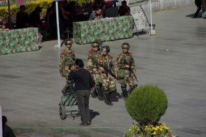 Tja -  unuebersehbar, wir sind in einem besetzten Land...wie lange Gewalt wohl den Willen der Tibeter noch unterdruecken kann...?