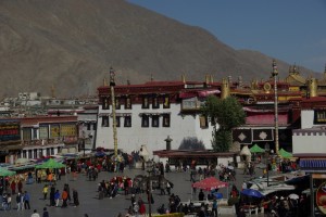 Der Jokhang - umgeben von Pilgern, die ihn die Kora machend im Uhrzeigersinn umwandern - wunderschoen in der klaren Luft des tibetischen Hochlands